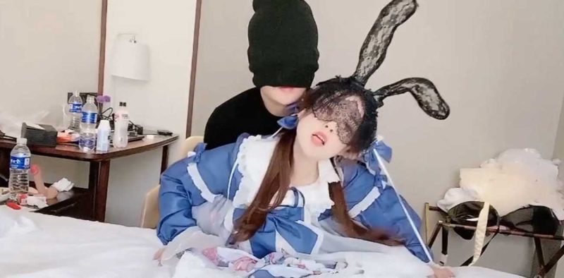 00后萝莉与猥琐大叔开房约炮 小骚货 边足交边自慰 被大叔操的两手胡乱抓揉床单 满嘴骚话不断！-51吃瓜网
