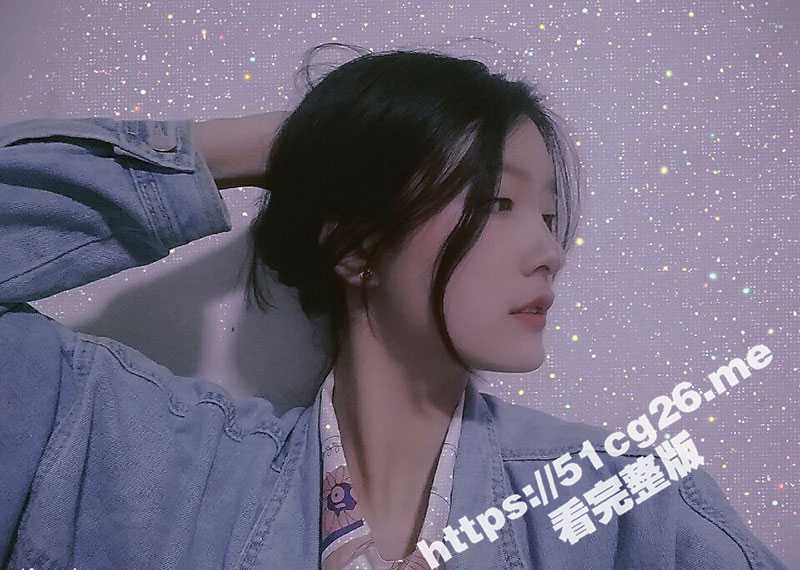 天上飞机高 地上眼镜骚 不戴眼镜的时候看起来很纯 戴起眼镜来很骚 眼镜母狗骚货反差一面-51吃瓜网