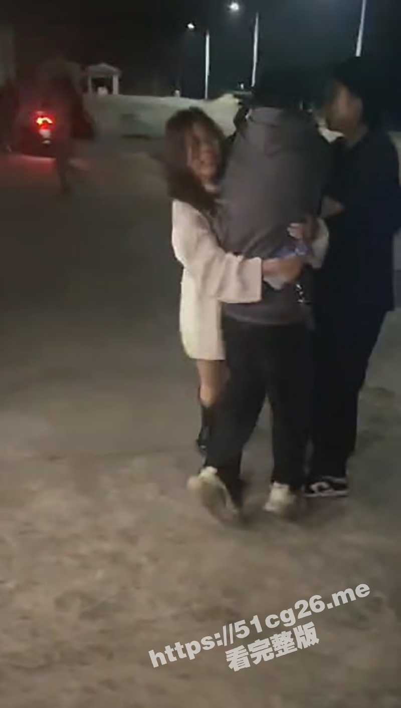 广东海丰县桥东 两个精神小妹为了男人大打出手 精神小伙这么抢手吗？ - 51吃瓜网-51吃瓜网