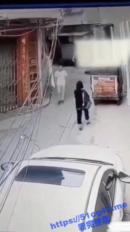监控器记录 饥渴男子光天化日之下 猥亵女学生 还好人跑的快！-51吃瓜网