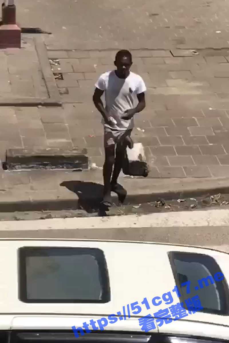 这就是黑人的种族天赋吗? 这鸡巴真的好大好长 裤子都兜不住 太夸张了 简直就是裤裆藏雷 太羡慕了 - 51吃瓜网-51吃瓜网