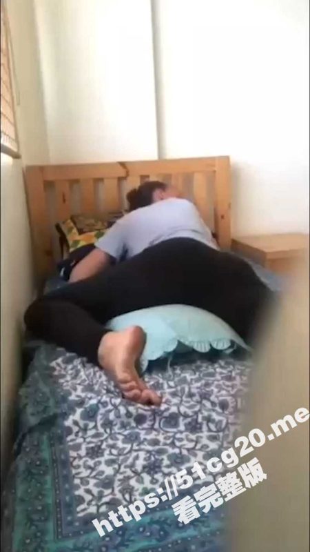 放开那个枕头 冲我来！反差少女家中自慰 看动作就知道这妹子太饥渴了-51吃瓜网