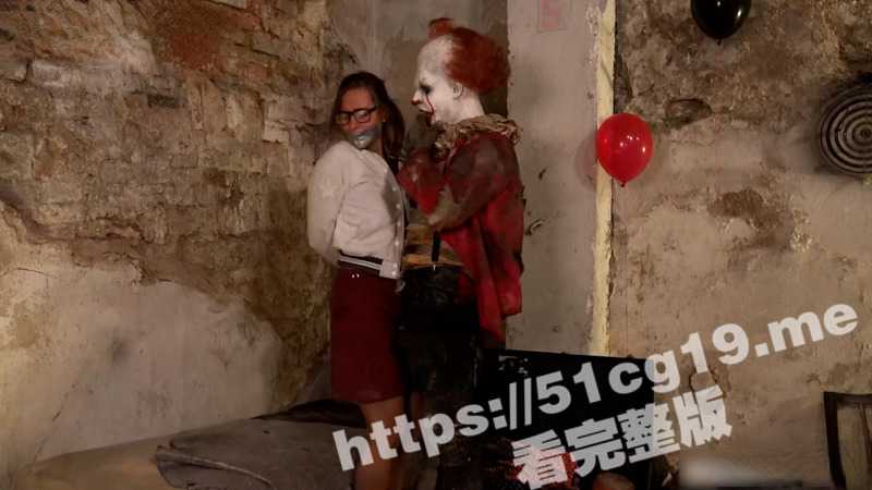 欧美 奇幻猎奇 性伏魔小丑 囚禁眼镜美女大学生爱丽丝 户外扒光 绑起来抽插爆操-51吃瓜网