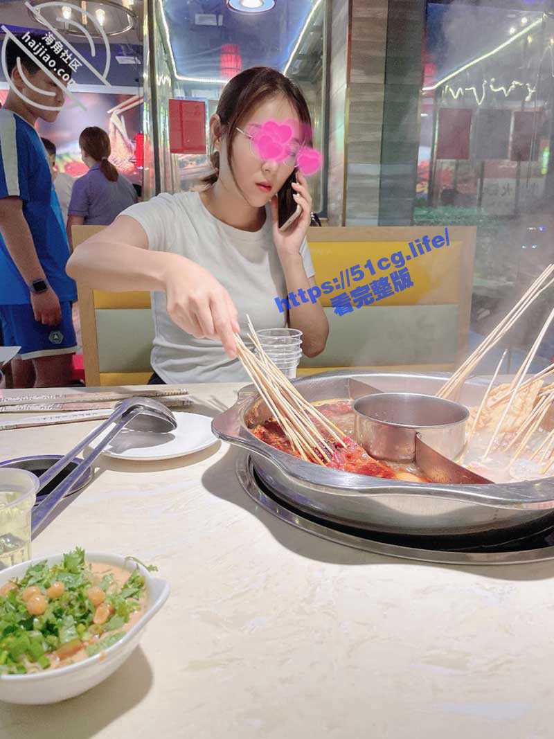 夜晚趁老公加班孩子熟睡时，楼道口爆操中出邻居美人妻！ - 51吃瓜网-51吃瓜网