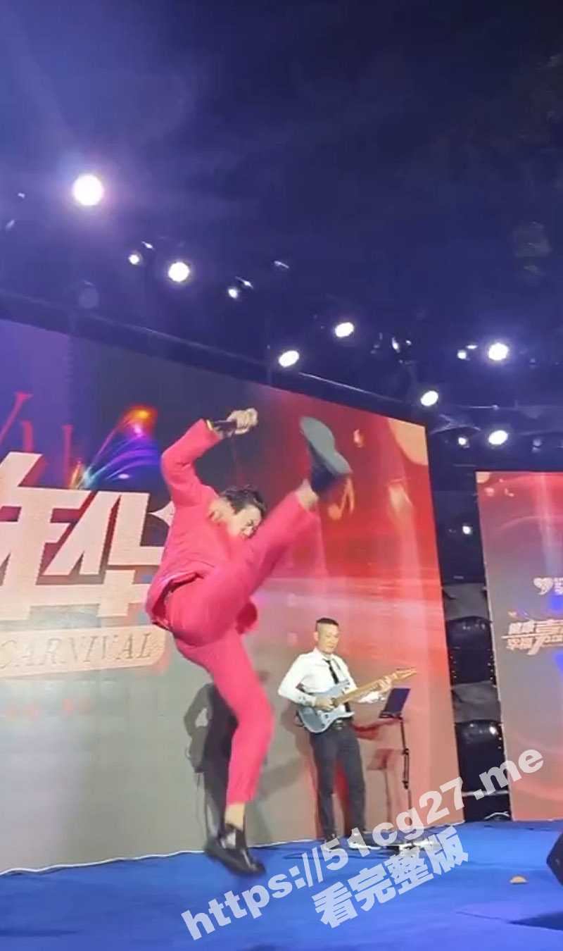 难绷！某嘉年华晚会现场 男嘉宾卖力演出因动作太大导致裤裆撕裂露出小鸡鸡 隔着屏幕都感觉尴尬 - 51吃瓜网-51吃瓜网