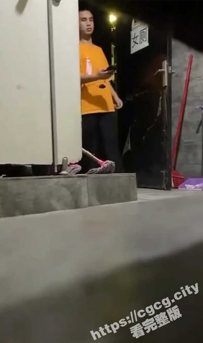 守株待兔！变态男去女厕偷拍却被美女反拍怒骂 最后被吓得灰溜溜的跑了！ - 51吃瓜网-51吃瓜网
