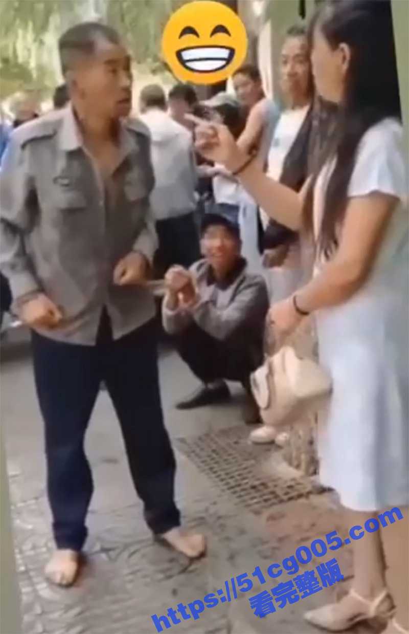 猎奇事件大爷当众掀开美女裙子 声称我就看看逼 果然你大爷还是你大爷 真是老流氓啊 - 51吃瓜网-51吃瓜网