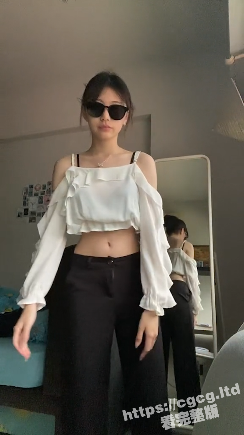 超粉嫩眼镜学生妹自拍视频流出 逼毛都还没长齐 是真的嫩 在家脱下内裤扣粉嫩一线天小穴 - 51吃瓜网-51吃瓜网