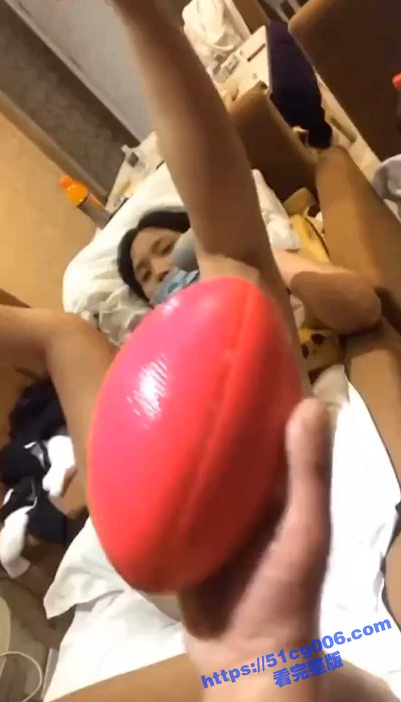 那么大的一个橄榄球 经过不懈努力 逐步达阵 塞进去加振动棒才能爽！ - 51吃瓜网-51吃瓜网