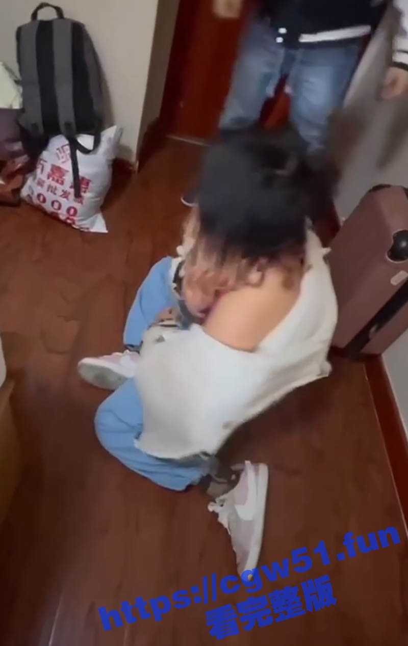 纹身小胖妹被社会小青年霸凌 平常欺负别人也会被欺负 强迫小胖妹自慰玩穴 看表情都要憋屈死了 - 51吃瓜网-51吃瓜网