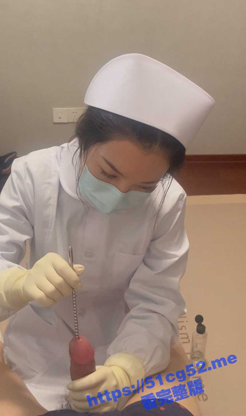 美女护士小姐姐给鸡巴倒上润滑液亲手帮忙手撸打飞机 还用超长的螺丝纹铁棍往马眼里捅 真的好刺激啊 - 51吃瓜网-51吃瓜网