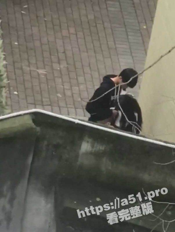 “我扣你的逼 你撸我的鸡” 网传四川某大学 一对情侣在女生宿舍楼后多次偷情 也不换换地方！-51吃瓜网