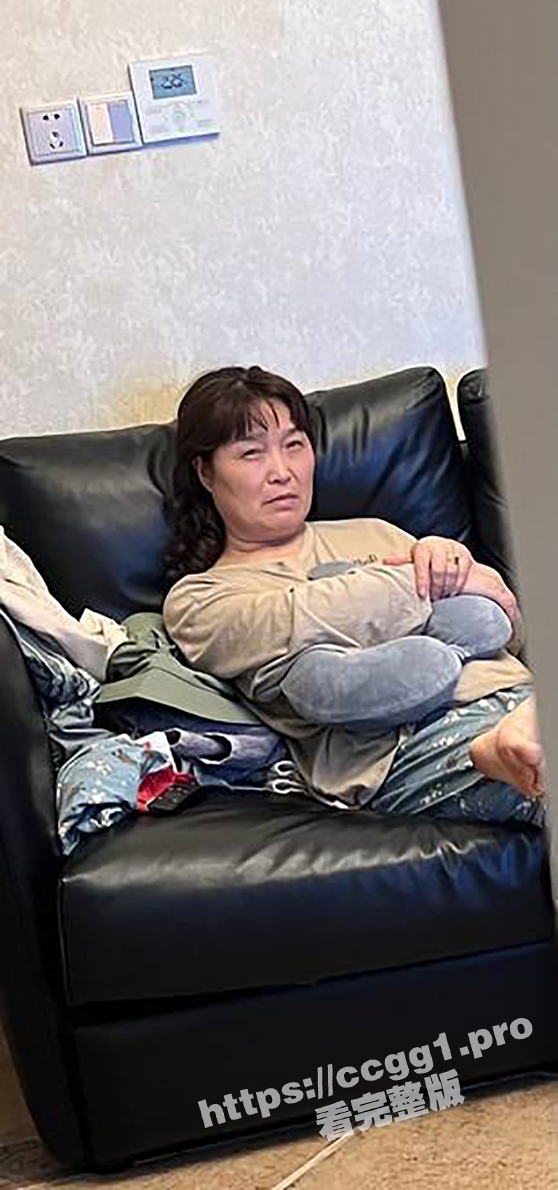 瓜友偷拍自己的老丈母娘给大家欣赏 自己老婆不舍得给大家看 那就分享自己的丈母娘！ - 51吃瓜网-51吃瓜网