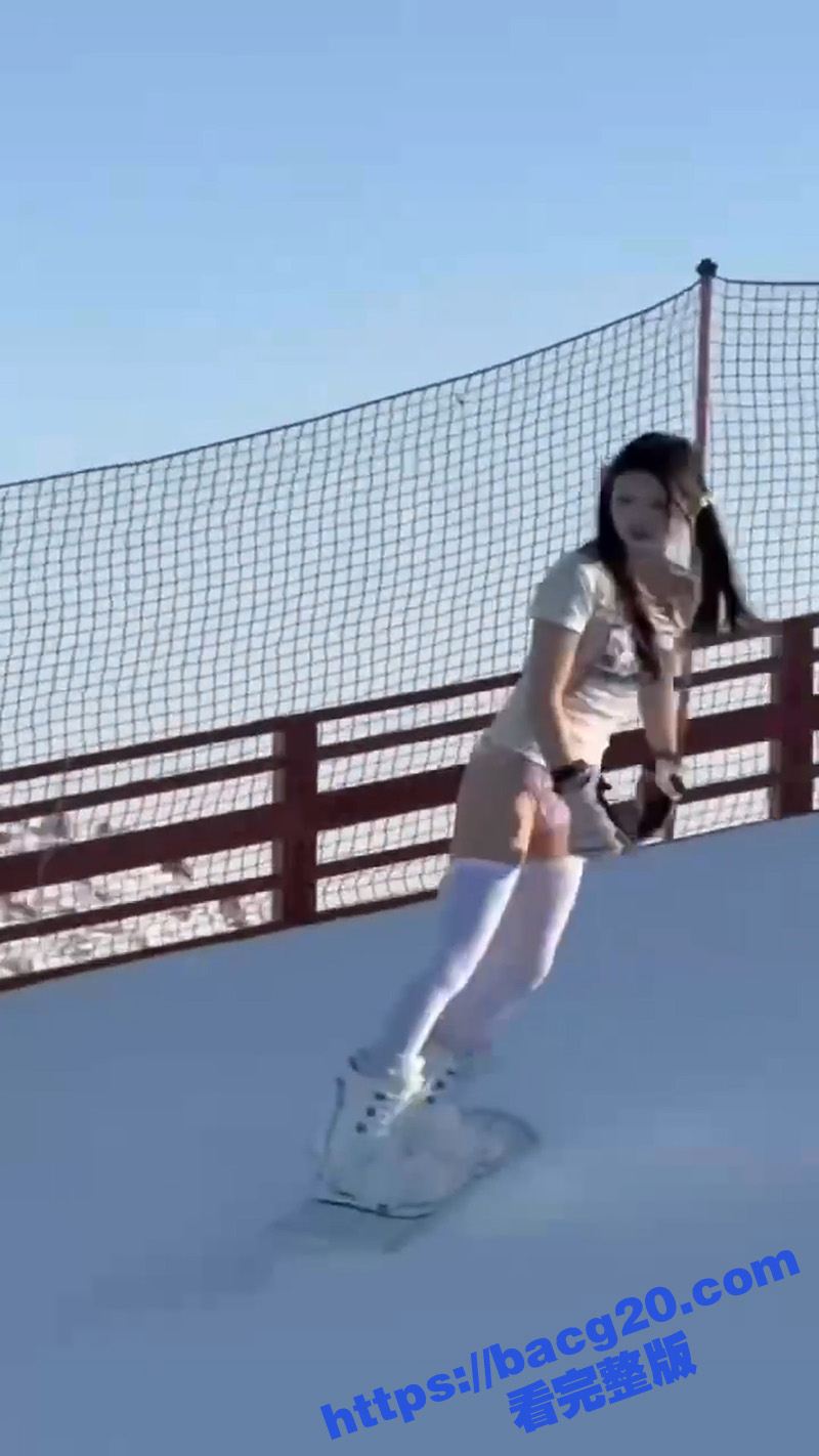 暗黑界新赛道 滑雪场福利姬 双马尾萝莉打破道德底线 在热闹非凡的滑雪场全裸露出 真怕把逼冻坏了啊！ - 51吃瓜网-51吃瓜网