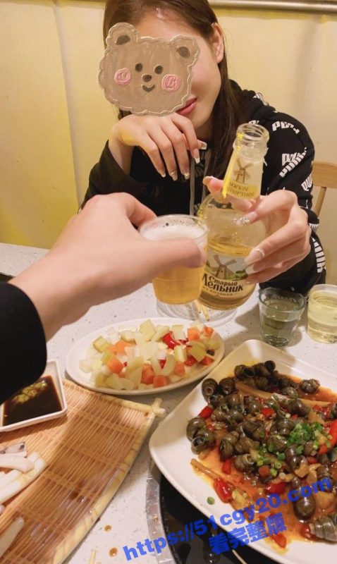 猥琐老板设计迷奸美女职员 灌酒下药趁机侵犯 各种姿势无套爆操 事后赔钱了事 聊天记录曝光！-51吃瓜网