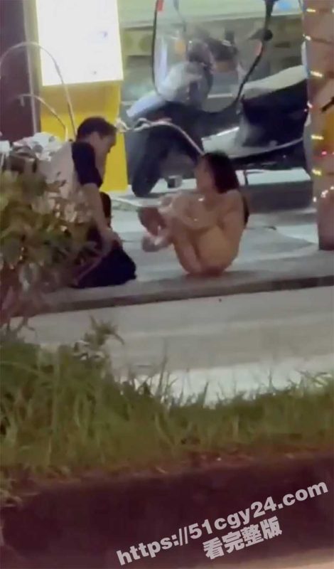 成都小仙女与男友吵架 当街开始脱衣服 吓的男友各种道歉 最后全裸游街 逼毛都清晰可见 惊呆一众路人！-51吃瓜网
