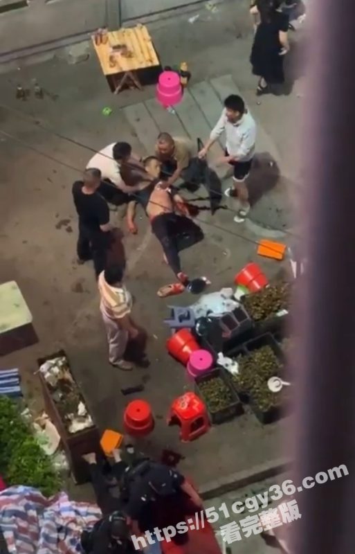 广西百色乐业县 一水果摊商贩与帽子叔叔发生争执后 竟持刀当街威胁 后被围观群众合力救出！-51吃瓜网