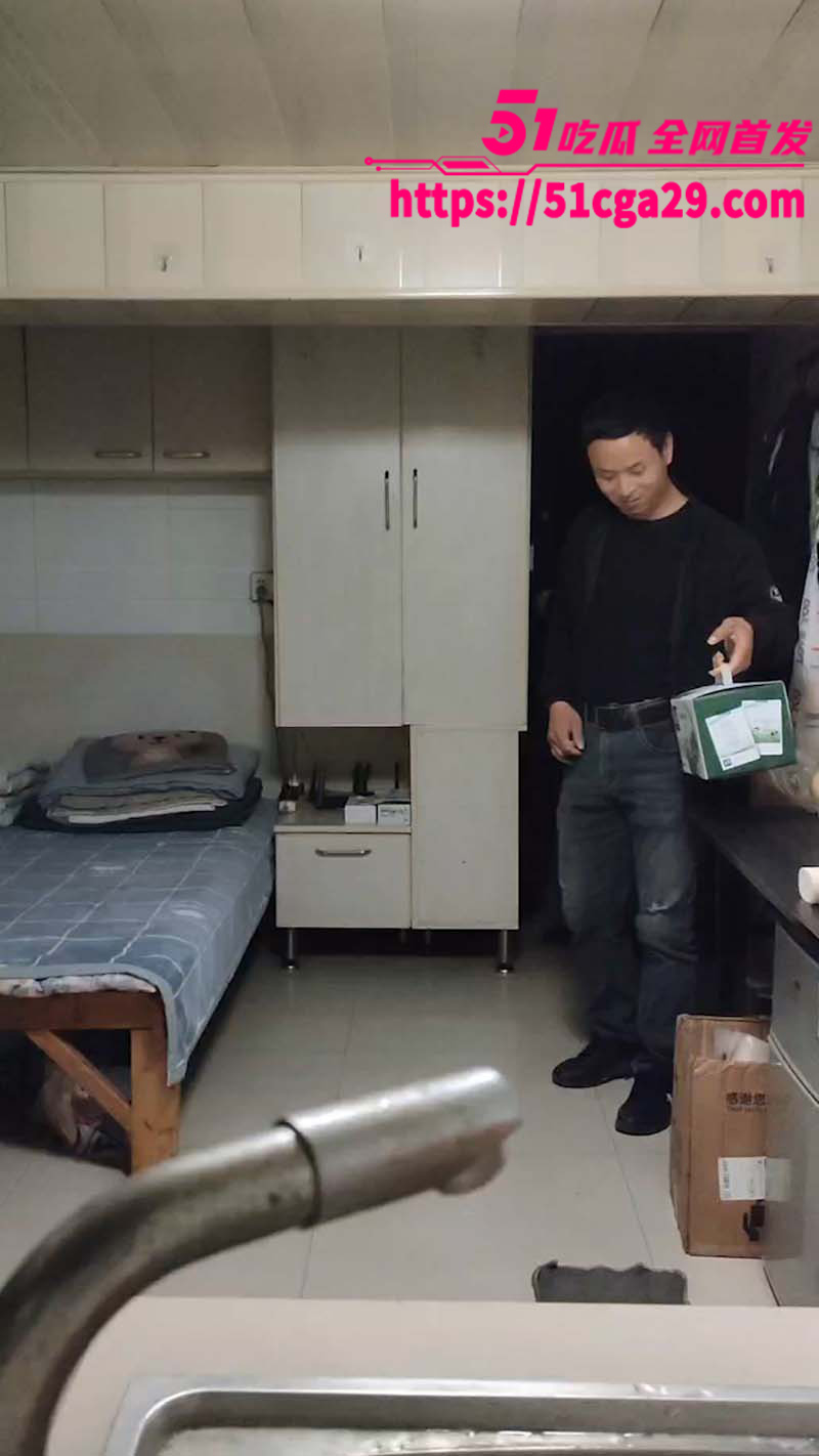 南京红姐 遇上 大暖男牛奶哥 专程给红姐带来一箱牛奶补身体！ - 51吃瓜网-51吃瓜网