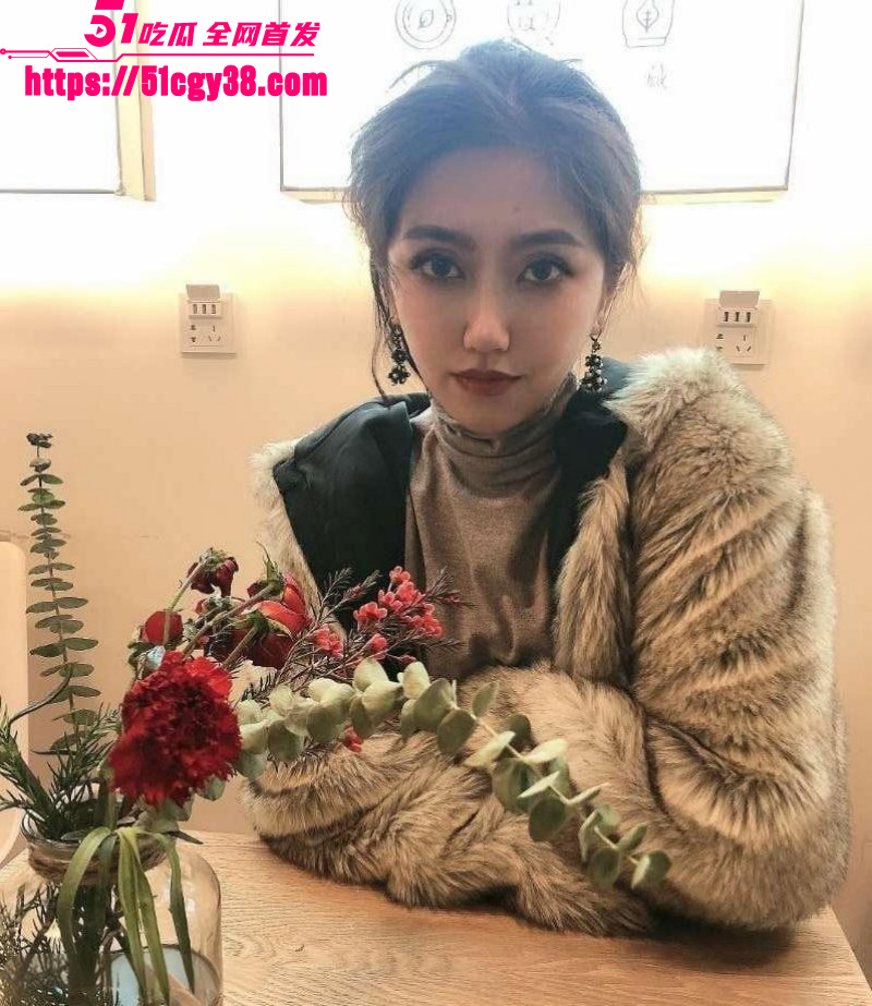 武汉大学反差校花 杨帆 被学校教授重金包养 一晚连打4炮 露脸口交表情淫靡风骚至极！ - 51吃瓜网-51吃瓜网