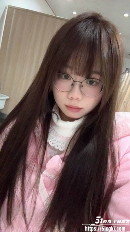 极品女大学生 小晚 付费福利视频泄露！清纯眼镜妹完美露脸 粉嫩骚穴被后入爆操 骚劲十足！-51吃瓜网