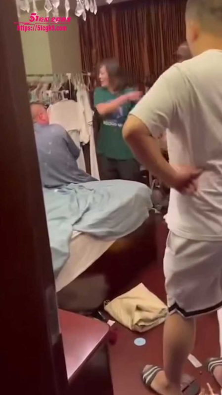 七夕佳节变抓奸修罗场 妻子暴打小三怒扇丈夫巴掌 拳打脚踢衣架伺候 民警围观不敢劝！-51吃瓜网