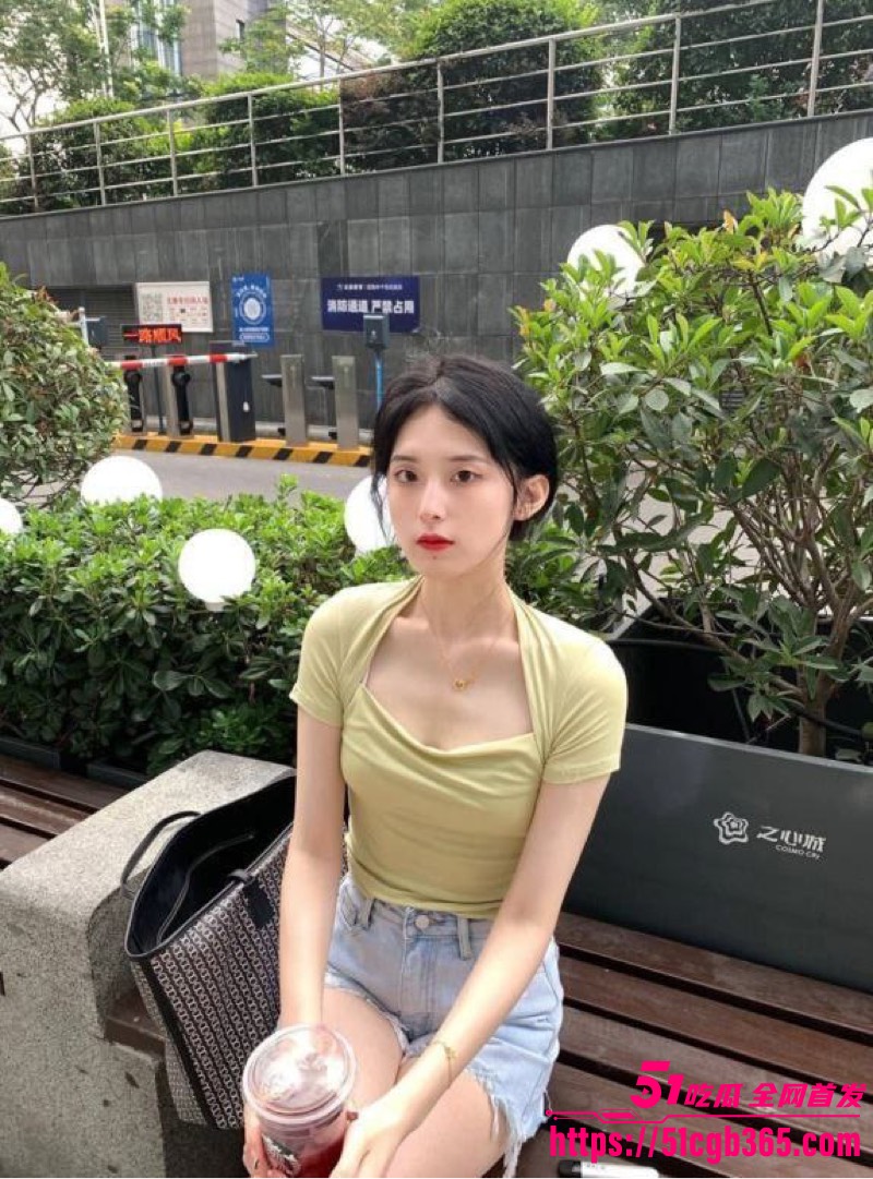 美甲店风骚老板娘 吴雅雯 生意惨淡后靠卖身度日 高冷女神变顶级母狗 激情爆操反差十足！ - 51吃瓜网-51吃瓜网