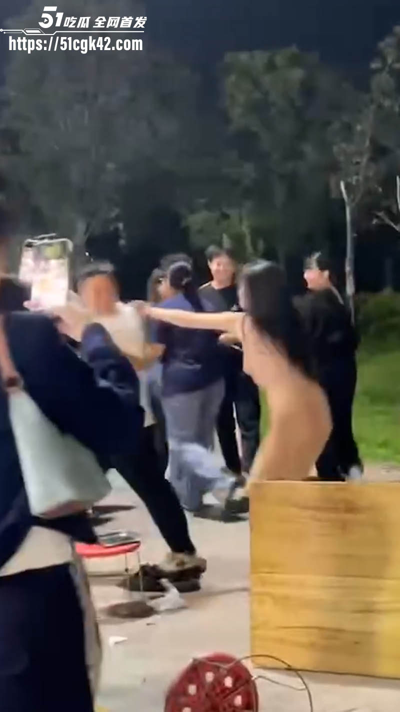 醉酒女深夜脱衣裸奔视频炸裂流出 豪乳翘臀野外狂奔 被路人围观录视频！ - 51吃瓜网-51吃瓜网