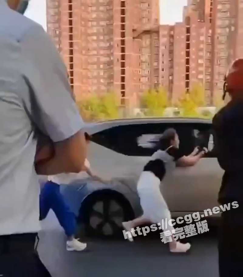 丈夫为保护小三 开车将原配拖行20多米 最终被路人截停并将奸夫淫妇拽出！ - 51吃瓜网-51吃瓜网