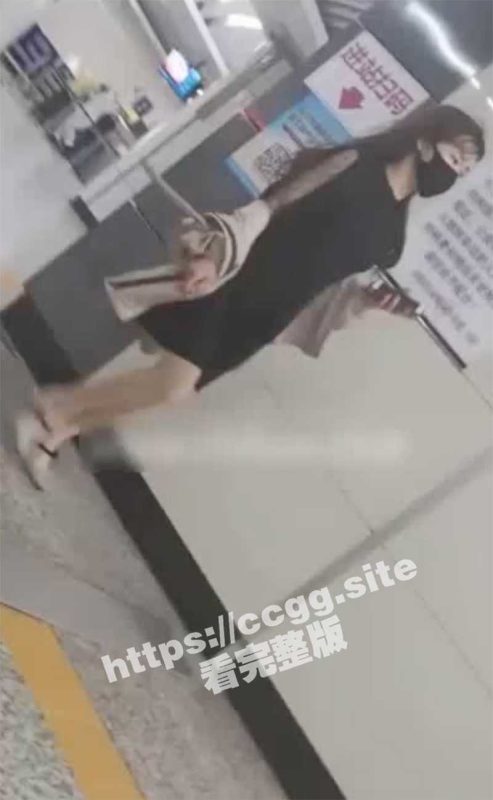 辽宁色魔街射！辽宁街射网红色魔 地铁电梯尾随抄底 掏出鸡巴对着JK短裙妹点射！-51吃瓜网