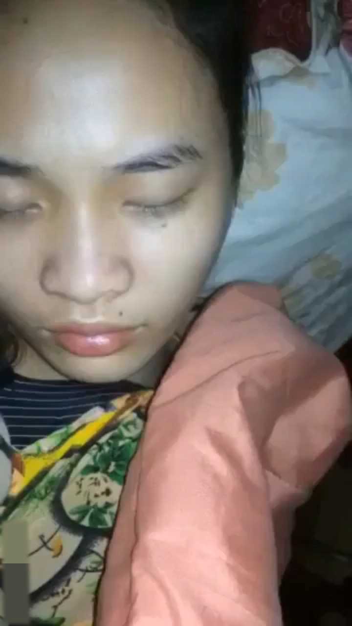 真实偷拍 禽兽父亲深夜趁女儿熟睡钻进女儿被窝 干得白浆四溢 无套内射女儿的嫩穴 - 51吃瓜网-51吃瓜网