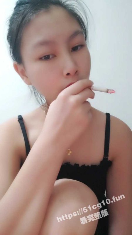 菊花抽烟完整版！难得一见的极品乖巧妹子翘起完美屁股 用逼和屁股吸烟后 拿玻璃黄瓜爆菊！-51吃瓜网