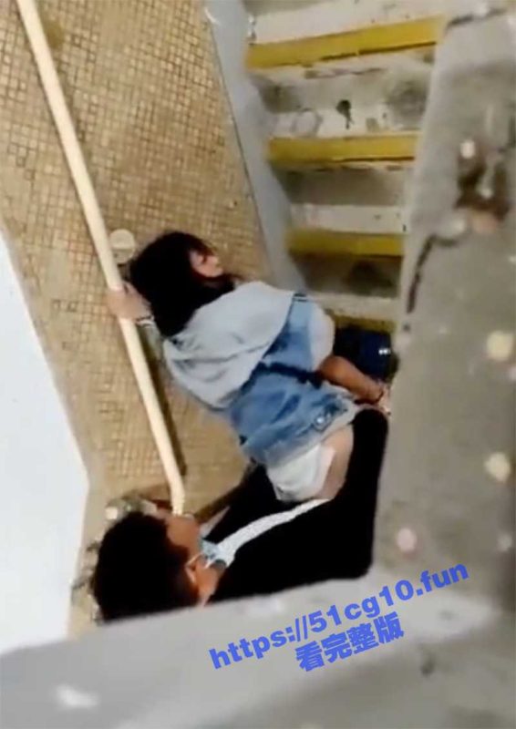 小情侣后楼梯后入啪啪啪 男子偷拍摆上网-51吃瓜网