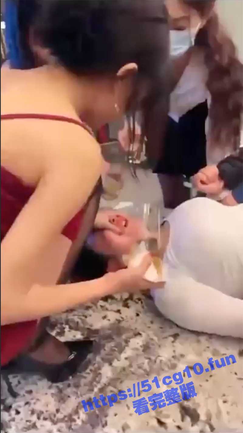 网流出乍舌成年人「性欺凌」影片事主遭数位女子强逼喂尿！超恐怖不安慎入 - 51吃瓜网-51吃瓜网