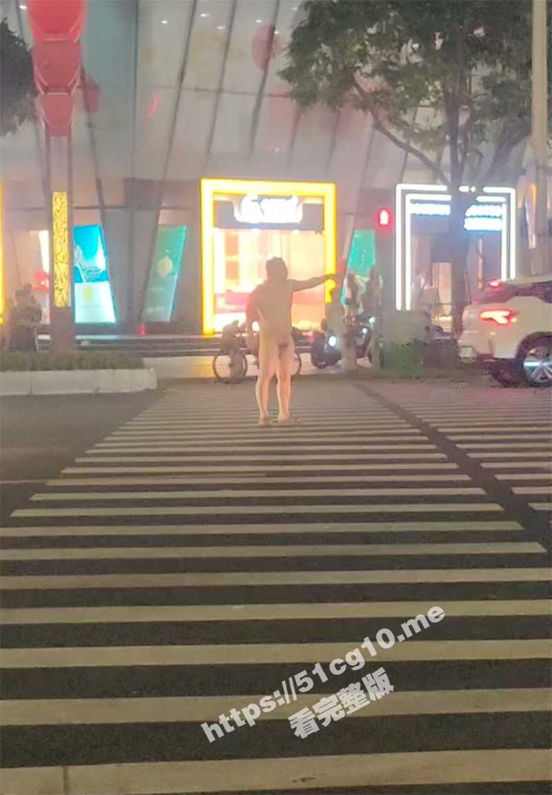 广东佛山 禅城 男子心理变态 当街裸体 惊动警察 - 51吃瓜网-51吃瓜网
