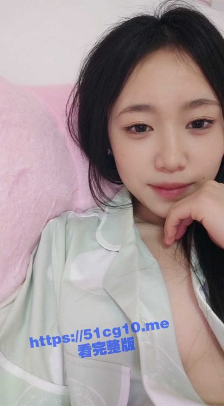 女大学生没关门在卧室自慰，正准备高潮时突然妈妈进来了，尴尬的妹子心想“老妈你可来的真不是时候啊”-51吃瓜网