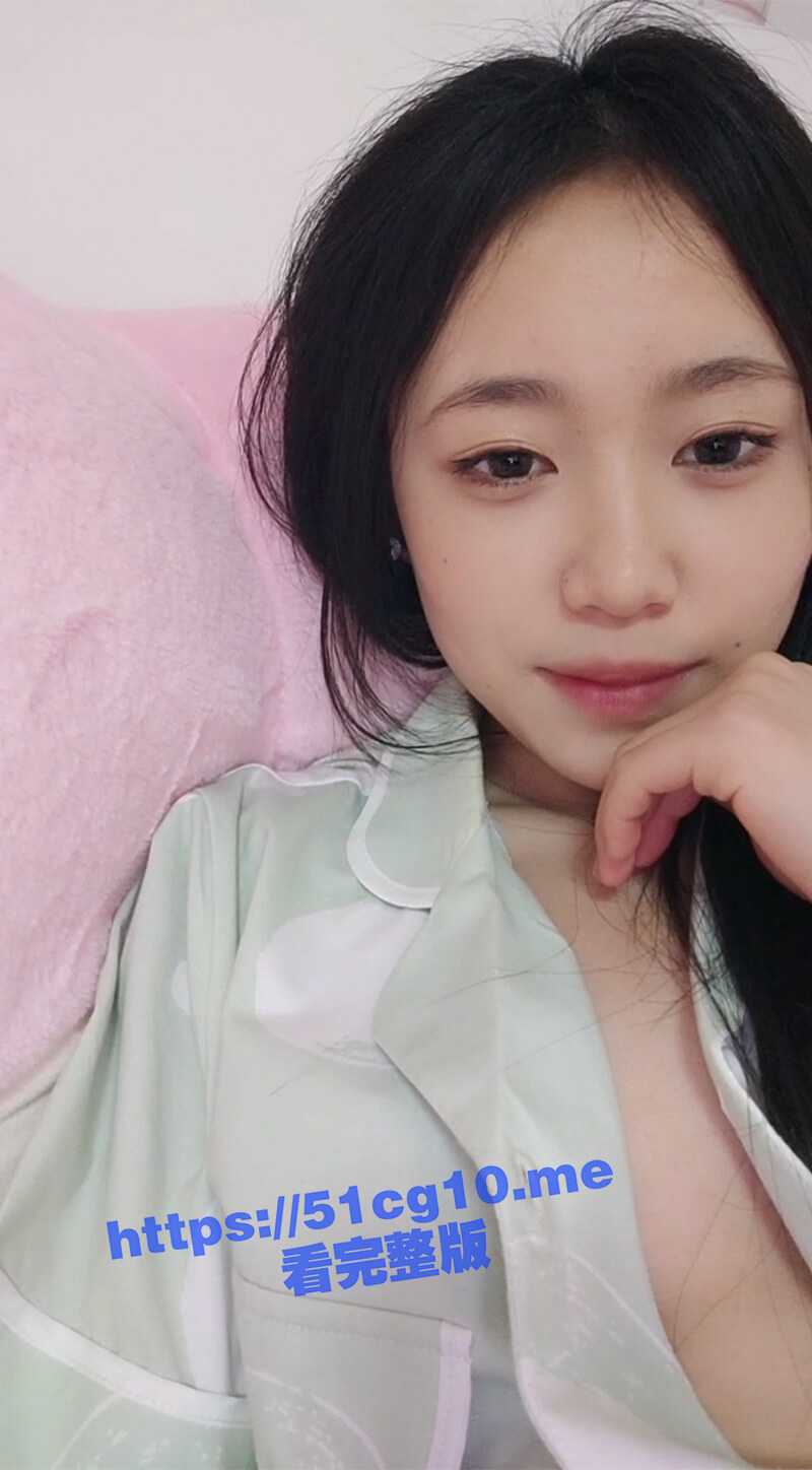 女大学生没关门在卧室自慰，正准备高潮时突然妈妈进来了，尴尬的妹子心想“老妈你可来的真不是时候啊” - 51吃瓜网-51吃瓜网