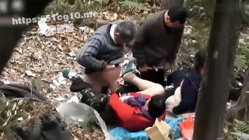 最美不过夕阳红，性欲旺盛的大妈大叔在深山中群P打野战，愿你操逼半生，归来依然坚挺！-51吃瓜网