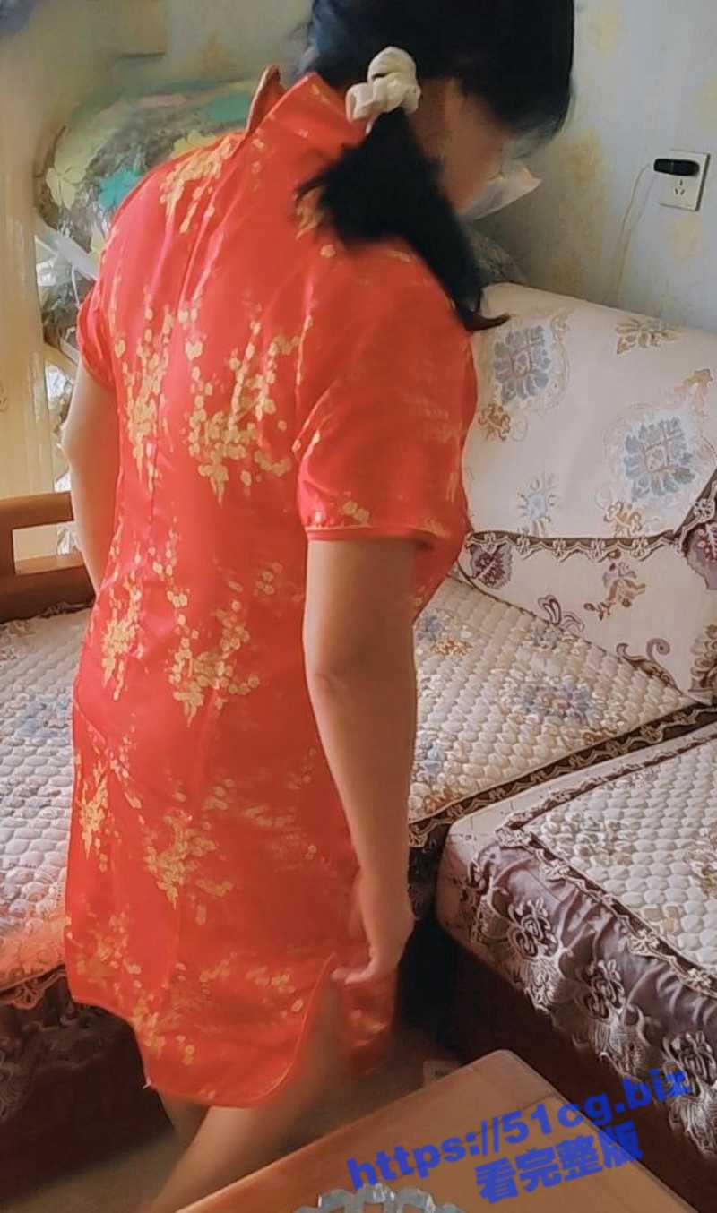 熟女控！小哥哥和舅妈乱伦 喝完喜酒的大奶舅妈 喜服里居然只穿丝袜不穿内裤 超级淫荡 - 51吃瓜网-51吃瓜网