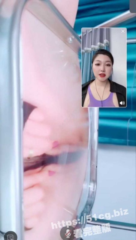 抖音网红 甜宝儿 土豪双视角有声音！一边在平台直播一边私下会议露骚穴 骚出一个高度 太会玩了！-51吃瓜网