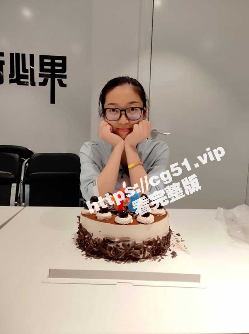 攻略文静乖巧的眼镜妹同事 约吃饭后骗去民宿开房 第一次啪看见粉穴惊呆了！原来妹妹之前就一个男朋友 还不爱操她 - 51吃瓜网-51吃瓜网