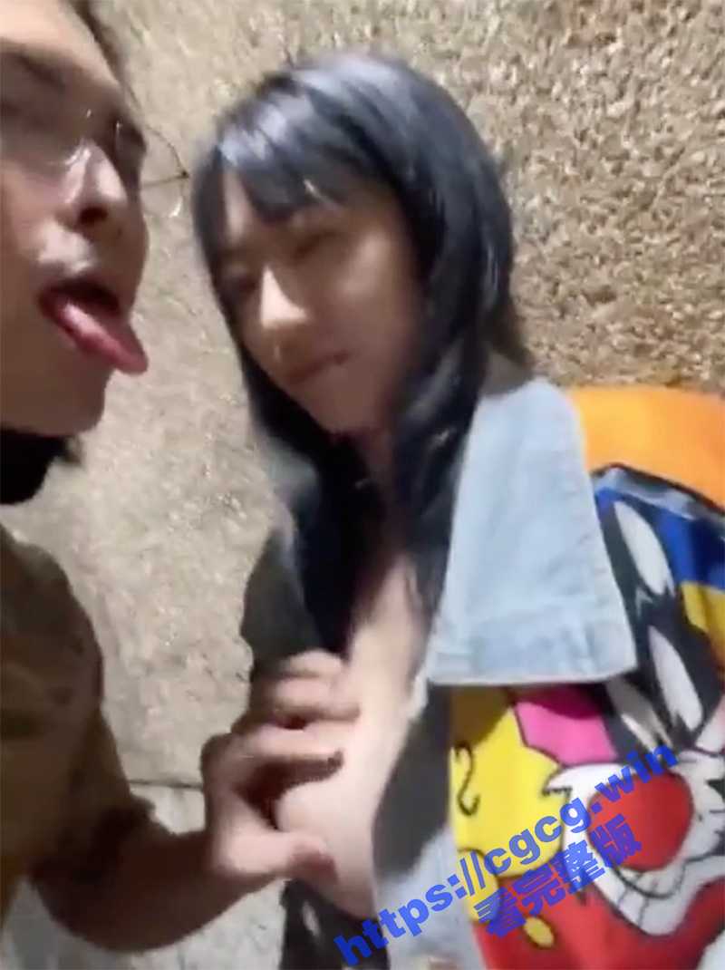香港情侣玩露出！油麻地天后古庙前宽衣露乳大不敬 性上瘾去后巷做爱抽插 引起香港市民网络讨伐！ - 51吃瓜网-51吃瓜网