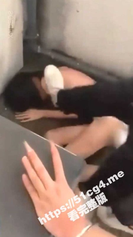 山西太原 校园霸凌 不良少女们宿舍疯狂欺凌同学 脱衣扇耳光 大木棍子身上甩 还疑似强迫小姑娘吸毒！-51吃瓜网