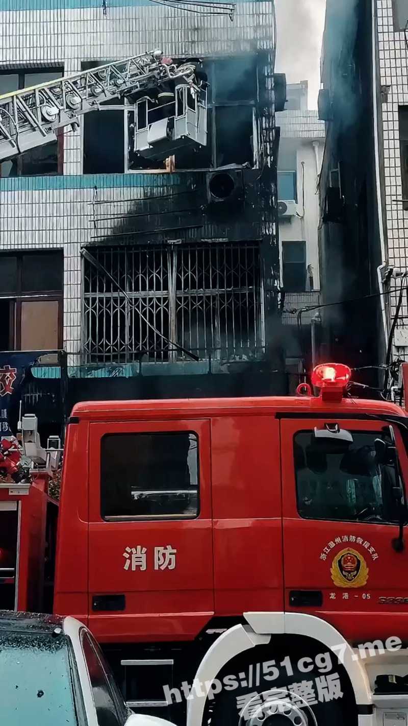 12月4日凌晨 温州 龙港民房突发火灾 现场火光冲天 火灾致2人死亡 - 51吃瓜网-51吃瓜网