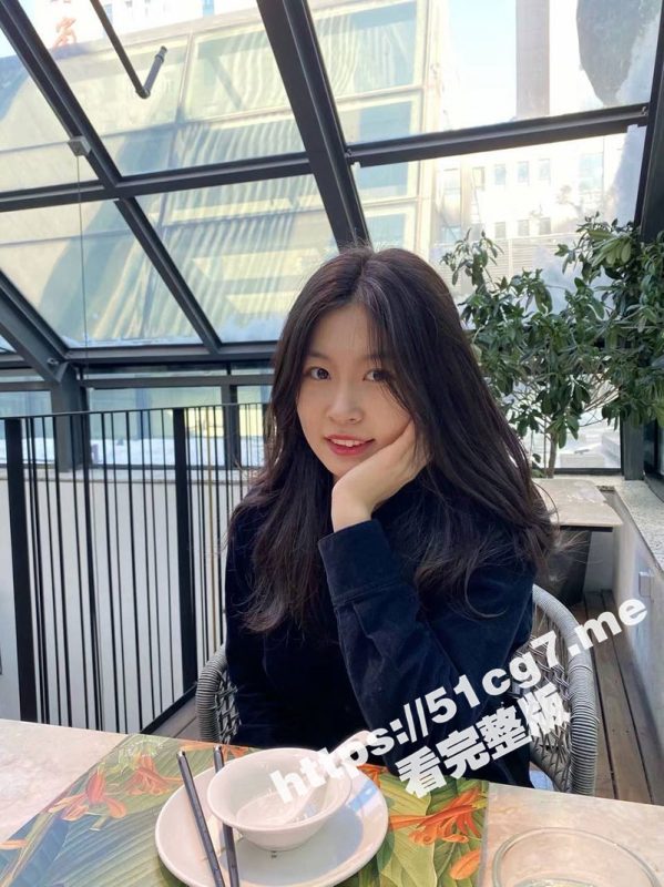 瓜友分享自家炮友 历时一年趁妹子与男友吵架约出来喝酒 成功开房操到骚逼 喜欢宿舍发骚还偷拍室友给瓜友看！-51吃瓜网