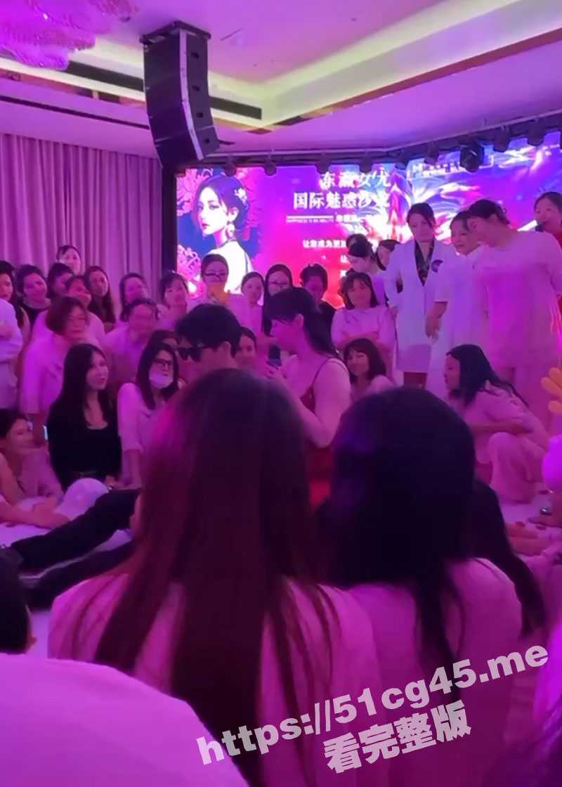 性爱公开课大讲解！成群结队的美女在课堂上细心聆听着日本女优老师的讲解！ - 51吃瓜网-51吃瓜网