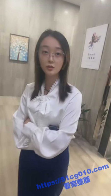 男M搭讪物业女神 说自己玩游戏输了需要接受惩罚 被姐姐踩了一顿就舒服了!-51吃瓜网