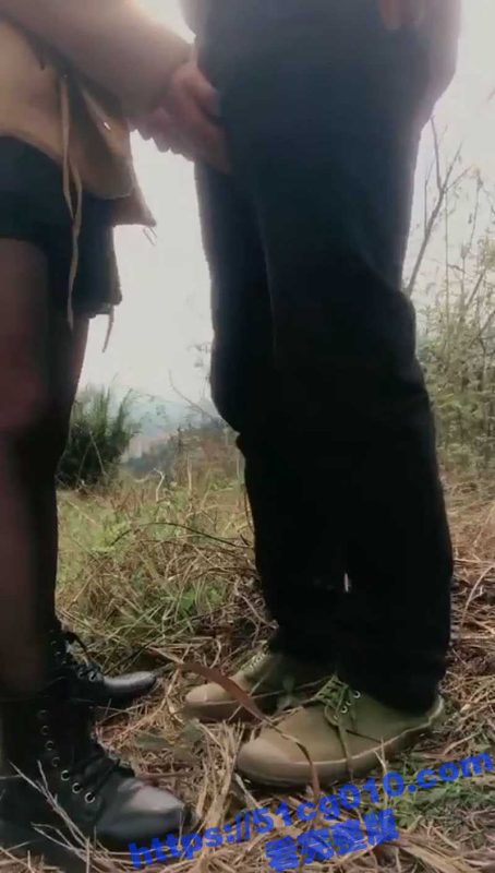 骚货户外勾引民工操逼 穿黑丝短裙真空直播 一点不嫌脏直接上嘴口交 后入插得骚逼嗷嗷叫-51吃瓜网