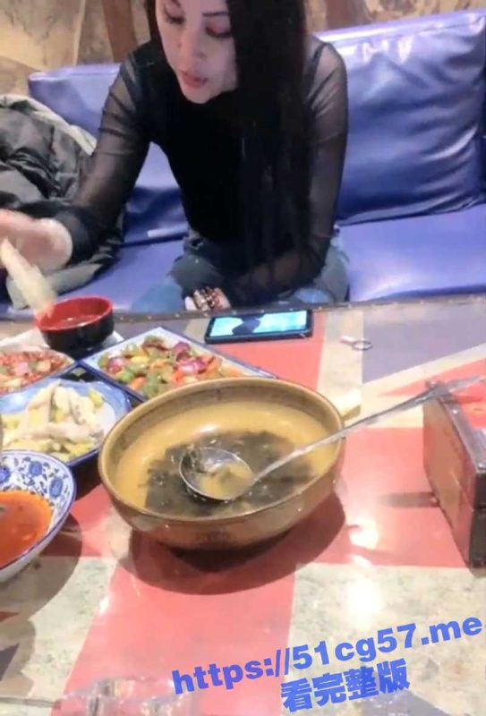 女孩在KTV醉酒后被人拉倒厕所后直接强上 全程直播录像！大神太牛逼了！-51吃瓜网