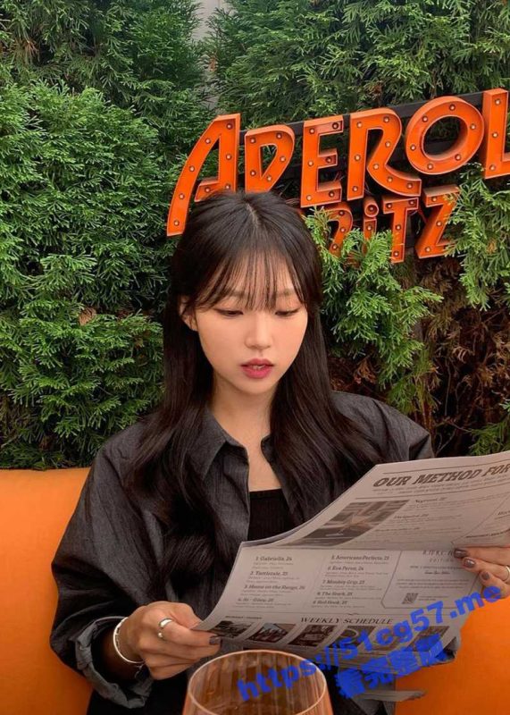 高颜值韩国妹子直播吃假屌 诱惑香舌缠绕龟头 深喉吞屌到干呕！！-51吃瓜网