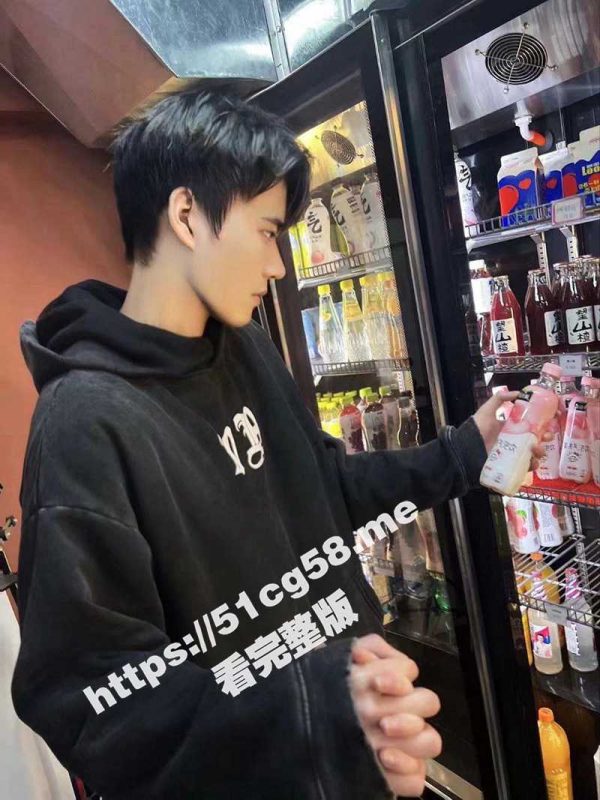 老公 他好帅 没忍住吃了他的大J8 不算出轨吧 你老婆看J8的眼神一向这么深情吗？极品绿帽奴献出自己妻子给单男爆操-51吃瓜网